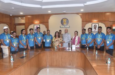 Governor pats HSNC Student team for successful Cycling expedition