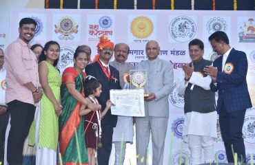30.10.2023 : Governor presents Vishwakarma Gunwant Kamgar Puraskars to 51 workers from State
