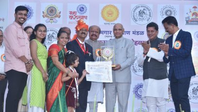 30.10.2023 : Governor presents Vishwakarma Gunwant Kamgar Puraskars to 51 workers from State