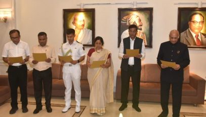 03.11.2023: Governor Bais gives Integrity Pledge to Staff, Officers of Raj  Bhavan