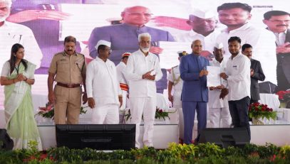 21.11.2023: Governor attends the 'Viksit Bharat Sankalp Yatra' campaign and distributed the benefits of various Government schemes to selected beneficiaries at Modale, Nashik