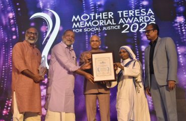 26.11.2023: :  राज्यपालांच्या हस्ते पनवेल येथील सील आश्रमास मदर तेरेसा स्मृती सामाजिक कार्य पुरस्कार प्रदान