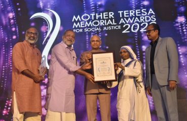 26.11.2023: Governor presents the Mother Teresa Memorial Award for Social Justice to SEAL Ashram