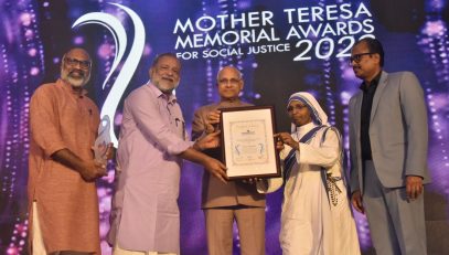 26.11.2023: Governor presents the Mother Teresa Memorial Award for Social Justice to SEAL Ashram