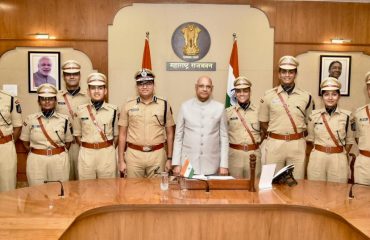 05.12.2023 : भारतीय पोलीस सेवेच्या २०२२ तुकडीतील महाराष्ट्र कॅडरच्या ८ परिविक्षाधीन अधिकाऱ्यांनी घेतली राज्यपालांची भेट