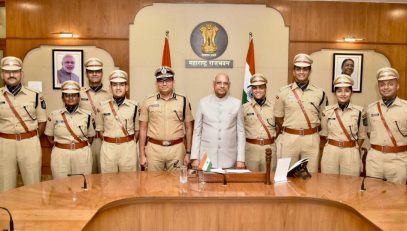 05.12.2023 : भारतीय पोलीस सेवेच्या २०२२ तुकडीतील महाराष्ट्र कॅडरच्या ८ परिविक्षाधीन अधिकाऱ्यांनी घेतली राज्यपालांची भेट