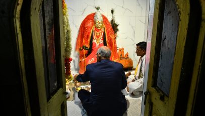 08.12.2023 : Governor visits temple of Ma Pingaleshwari Devi (Korambhi Devi)