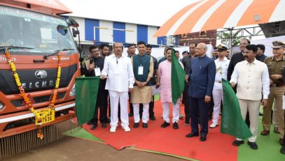 08.12.2023 : Maharashtra Governor Ramesh Bais today inaugurated the Viksit Bharat Sankalp Yatra Mahashibir and flagged off the Viksit Bharat Sankalp Yatra for Bhandara district at Defense Academy Bhandara. The mega camp was organised to inform people about the various schemes of the Central and State Governments. Bhandara District Guardian Minister Dr. Vijay Kumar Gavit, MP Sunil Mendhe, MLA Narendra Bhondekar, former Minister Parinay Phuke, Collector Yogesh Kumbhejkar, Inspector General of Police Chhering Dorje and a large number of citizens were present. On this occasion, the Governor presented the representative cheques and certificates of various schemes to the targetted beneficiaries of Pradhan Mantri Awas Yojana, 'Umed' Jeevanonnati Abhiyan, Pradhan Mantri Samman Yojana, Jal Jeevan Mission, Pradhan Mantri Garib Kalyan Yojana and others.