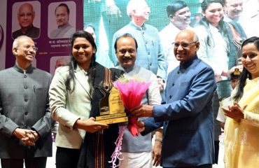 09.12.2023:  Governor  presents the Rajmata AhilyaDevi Stree Shakti Award at Amravati.