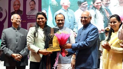 09.12.2023:  Governor  presents the Rajmata AhilyaDevi Stree Shakti Award at Amravati.