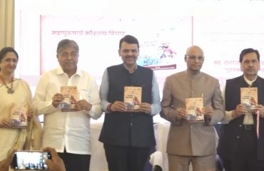 12.12.2023: Governor launches the book 'Mahapurushanche Kaushalya Vichar' and presents the 'Late Dattaji Didolkar Shikshan Seva Samman'