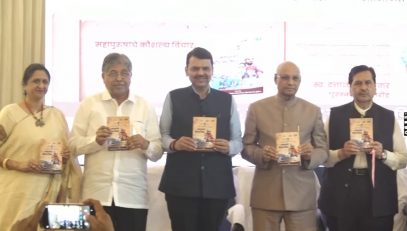 12.12.2023: Governor launches the book 'Mahapurushanche Kaushalya Vichar' and presents the 'Late Dattaji Didolkar Shikshan Seva Samman'