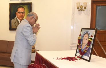 03.01.2023 : Governor offers floral tributes to Krantijyoti Savitribai Phule on her Birth Anniversary