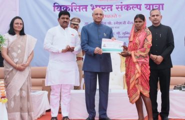 17.01.2024: Governor flags off the 'Viksit Bharat Sankalp Yatra' for Pune district at Kanhe Village, Pune