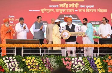 19.01.2024:   Prime Minister Narendra Modi laid the foundation stone of 8 AMRUT (Atal Mission for Rejuvenation and Urban Transformation) projects in Solapur and dedicated more than 90,000 houses completed under PMAY - Urban in Maharashtra. He also dedicated 15,000 houses of Ray Nagar Housing Society in Solapur, whose beneficiaries included handloom workers, vendors, powerloom workers, rag pickers etc. Maharashtra Governor Ramesh Bais, Chief Minister Eknath Shinde, Dy. Chief Minister Devendra Fadanvis, Dy Chief Minister Ajit Pawar, Guardian Minister of Solapur Chandrakant Patil and others were present.