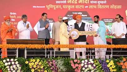 19.01.2024:   Prime Minister Narendra Modi laid the foundation stone of 8 AMRUT (Atal Mission for Rejuvenation and Urban Transformation) projects in Solapur and dedicated more than 90,000 houses completed under PMAY - Urban in Maharashtra. He also dedicated 15,000 houses of Ray Nagar Housing Society in Solapur, whose beneficiaries included handloom workers, vendors, powerloom workers, rag pickers etc. Maharashtra Governor Ramesh Bais, Chief Minister Eknath Shinde, Dy. Chief Minister Devendra Fadanvis, Dy Chief Minister Ajit Pawar, Guardian Minister of Solapur Chandrakant Patil and others were present.