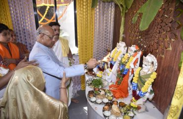 22.01.2024 : Maharashtra Governor Ramesh Bais performed the consecration of the Shri Ram Darbar in the Sri Gundi Mandir Complex in Raj Bhavan. The consecration ceremony was organised to coincide with the consecration of the Shri Ram Temple in Ayodhya. The Governor accompanied by his wife Rambai Bais performed the aarti alongwith his family members and the residents of Raj Bhavan complex.  The Governor and Smt Rambai Bais met the teams of construction workers of the temple and applauded the Raj Bhavan Devi Mandir Samiti for maintenance and cleanliness of the temple.