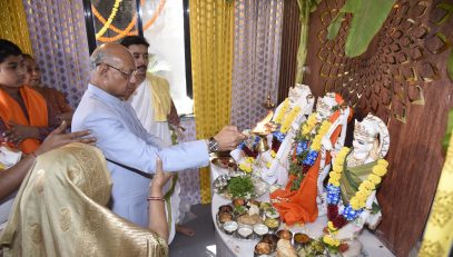 22.01.2024 : Maharashtra Governor Ramesh Bais performed the consecration of the Shri Ram Darbar in the Sri Gundi Mandir Complex in Raj Bhavan. The consecration ceremony was organised to coincide with the consecration of the Shri Ram Temple in Ayodhya. The Governor accompanied by his wife Rambai Bais performed the aarti alongwith his family members and the residents of Raj Bhavan complex.  The Governor and Smt Rambai Bais met the teams of construction workers of the temple and applauded the Raj Bhavan Devi Mandir Samiti for maintenance and cleanliness of the temple.