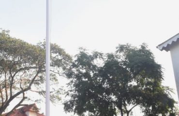 26.01.2024 : Maharashtra Governor Ramesh Bais unfurled the National Tricolour on the occasion of the 75th Republic Day at Raj Bhavan Mumbai. Joined by the staff and officers of Raj Bhavan and a platoon of the State Reserve Police Force, the Governor sang the National Anthem and saluted the flag. The Governor and Smt Rambai Bais exchanged Republic Day greetings with all those present and distributed sweets to the children of staff and officers.