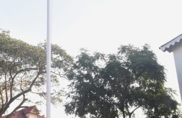 26.01.2024 : राज्यपाल रमेश बैस यांनी आज ७५ व्या प्रजासत्ताक दिनानिमित्त महाराष्ट्र राजभवन येथे राष्ट्रीय ध्वजाला मानवंदना दिली. यावेळी उपस्थित राजभवनातील अधिकारी व कर्मचारी यांनी तसेच पोलीस अधिकारी व जवानांनी सामूहिक राष्ट्रगीत गायले. राज्यपाल रमेश बैस व त्यांच्या पत्नी रामबाई बैस यांनी यावेळी उपस्थित लहान मुले, कर्मचारी व अधिकारी तसेच पोलीस जवानांना प्रजासत्ताक दिनाच्या शुभेच्छा दिल्या व मिठाई वाटप केले.