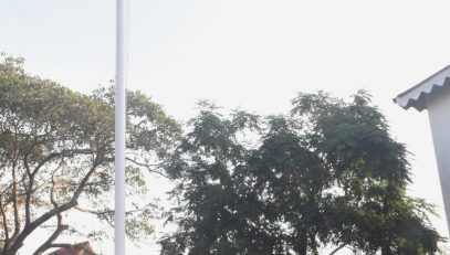 26.01.2024 : Maharashtra Governor Ramesh Bais unfurled the National Tricolour on the occasion of the 75th Republic Day at Raj Bhavan Mumbai. Joined by the staff and officers of Raj Bhavan and a platoon of the State Reserve Police Force, the Governor sang the National Anthem and saluted the flag. The Governor and Smt Rambai Bais exchanged Republic Day greetings with all those present and distributed sweets to the children of staff and officers.