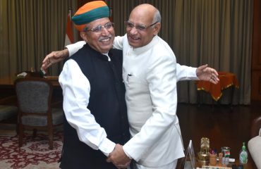 19.02.2024 : केंद्रीय राज्यमंत्री अर्जुन राम मेघवाल यांनी घेतली राज्यपालांची भेट