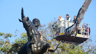 19.02.2024 : राज्यपालांचे शिवाजी पार्क येथील छत्रपती शिवाजी महाराजांच्या अश्वारूढ पुतळ्याला अभिवादन