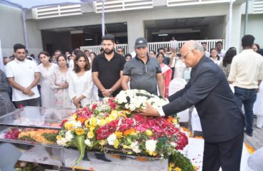 Governor laid a wreath on the mortal remains of former Chief Minister and former Lok Sabha Speaker Manohar Joshi