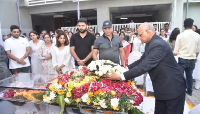 Governor laid a wreath on the mortal remains of former Chief Minister and former Lok Sabha Speaker Manohar Joshi