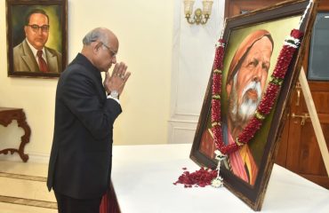 Governor offered floral tributes to the portrait of Sant Gadge Baba on his birth anniversary