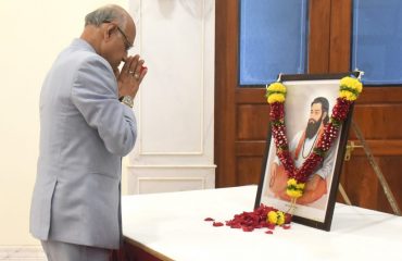 24.02.2024 : Governor offered floral tributes to the portrait of Sant Rohidas Maharaj on his birth anniversary