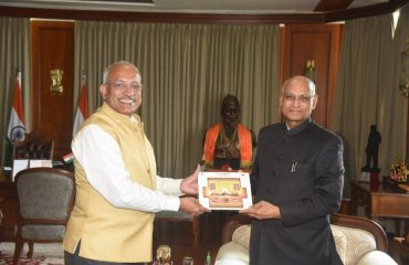 Chief Postmaster General of Maharashtra Circle Kishan Kumar Sharma called on Governor