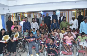 09.03.2024 : शांता सिद्धी चॅरिटेबल ट्रस्ट आणि ऑल इंडिया इन्स्टिट्यूट ऑफ फिजिकल मेडिसिन अँड रिहॅबिलिटेशन यांच्या संयुक्त विद्यमानाने आयोजित कार्यक्रमामध्ये राज्यपाल रमेश बैस यांच्या हस्ते शारीरिकदृष्ट्या विकलांग मुलामुलींना व्हीलचेअरचे वाटप करण्यात आले. यावेळी शांता सिद्धी चॅरिटेबल ट्रस्टचे अध्यक्ष आणि प्रसिद्ध मज्जा विकार तज्ज्ञ डॉ प्रेमानंद रमाणी, ऑल इंडिया इन्स्टिट्यूट ऑफ फिजिकल मेडिसिन अँड रिहॅबिलिटेशनचे संचालक डॉ अनिल कुमार गौर, शांता सिद्धी चॅरिटेबल ट्रस्टचे विश्वस्त डॉ.तुषार रेगे, मानद सचिव भूषण जॅक, वैद्यकीय सामाजिक कार्य विभागाच्या प्रमुख डॉ अंजना नेगलूर तसेच संस्थेचे पदाधिकारी व निमंत्रित उपस्थित होते.
