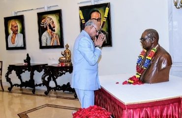14.04.2024 : Raj Bhavan : Governor Bais offers tributes to Dr Ambedkar on 133rd Birth Anniversary
