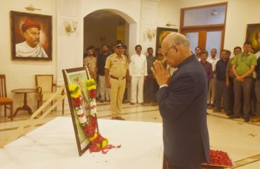 14.05.2024 : Governor Bais offers floral tributes to Chhatrapati Sambhaji Maharaj