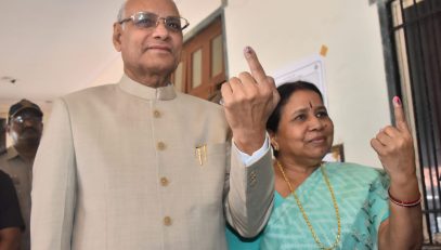 20.05.2024:  राज्यपाल रमेश बैस - रामबाई बैस यांचे द. मुंबईत मतदान