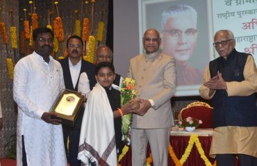 Governor felicitates Padma awardees from Maharashtra