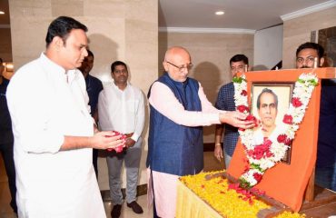 Governor offered floral tribute to of Lok Shahir Annabhau Sathe on the occasion of the birth anniversary of Lok Shahir Annabhau Sathe