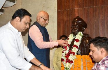 Governor offered floral tribute to Lokmanya Tilak on the occasion of the punyatithi Lokmanya Tilak