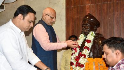 Governor offered floral tribute to Lokmanya Tilak on the occasion of the punyatithi Lokmanya Tilak