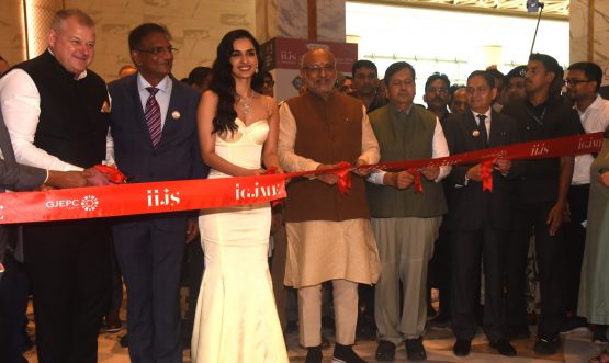 Governor inaugurates the 5-day India International Jewellery Show Premiere