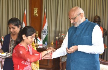 19.08.2024 : Students from Mamata Bal Sadan (Balgruha) ties Rakhi to Governor