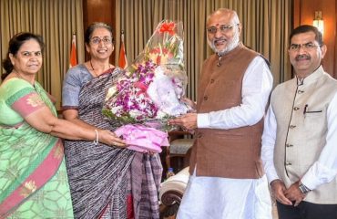 20.08.2024:  Vice Chancellor of SNDT, Dr. Ujwala Chakradeo meets Governor