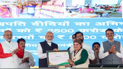 Prime Minister Shri Narendra Modi addresses Lakhpati Didi Sammelan in Jalgaon, Maharashtra