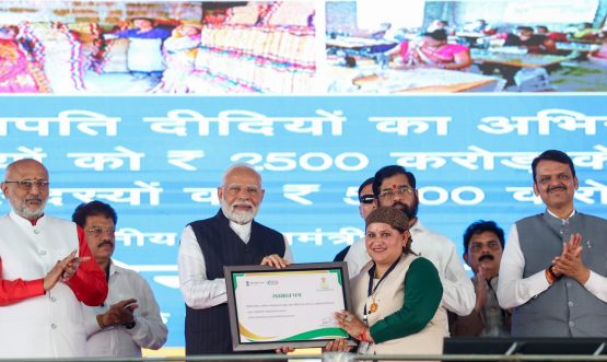 Prime Minister Shri Narendra Modi addresses Lakhpati Didi Sammelan in Jalgaon, Maharashtra