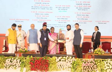 04.09.2024: President Droupadi Murmu interactes with the beneficiaries of 'Shasan Apya Dari' and 'Chief Minister Majhi Ladki Bahin' schemes and distributed the benefits to the beneficiaries at Udgir