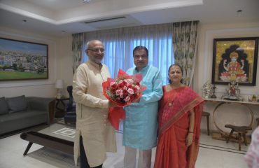 16.09.2024:  Maharashtra Governor C.P Radhakrishnan called on Union Minister for   Road Transport and Highways Nitin  Gadkari at his Ngpur’s residence. Wife of Nitin Gadkari Smt. Kanchan Gadkari also present on this occasion.