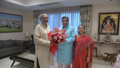 16.09.2024:  Maharashtra Governor C.P Radhakrishnan called on Union Minister for   Road Transport and Highways Nitin  Gadkari at his Ngpur’s residence. Wife of Nitin Gadkari Smt. Kanchan Gadkari also present on this occasion.