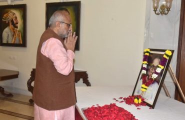 17.09.2024 : Governor offers floral tributes to Prabodhankar Thackeray