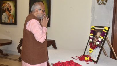 17.09.2024 : Governor offers floral tributes to Prabodhankar Thackeray